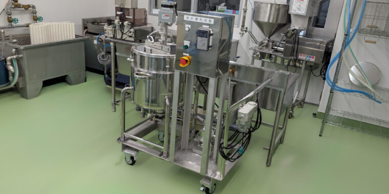 Cart-mounted saccharification tank installation