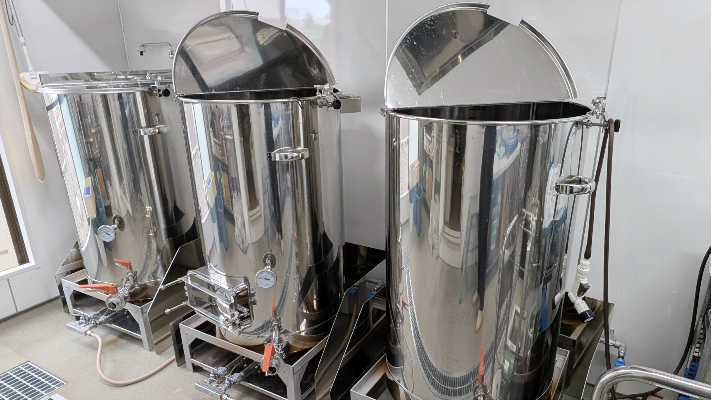 Hot liquor tank, mash tun, and boil kettle