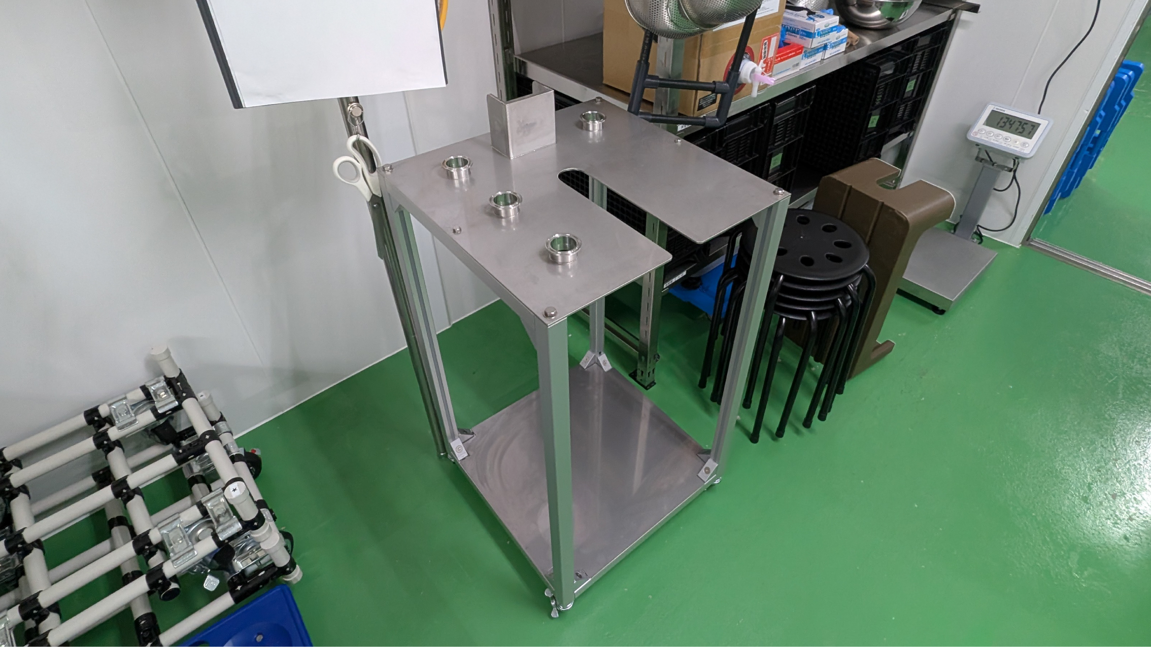 Stand for the mixer components