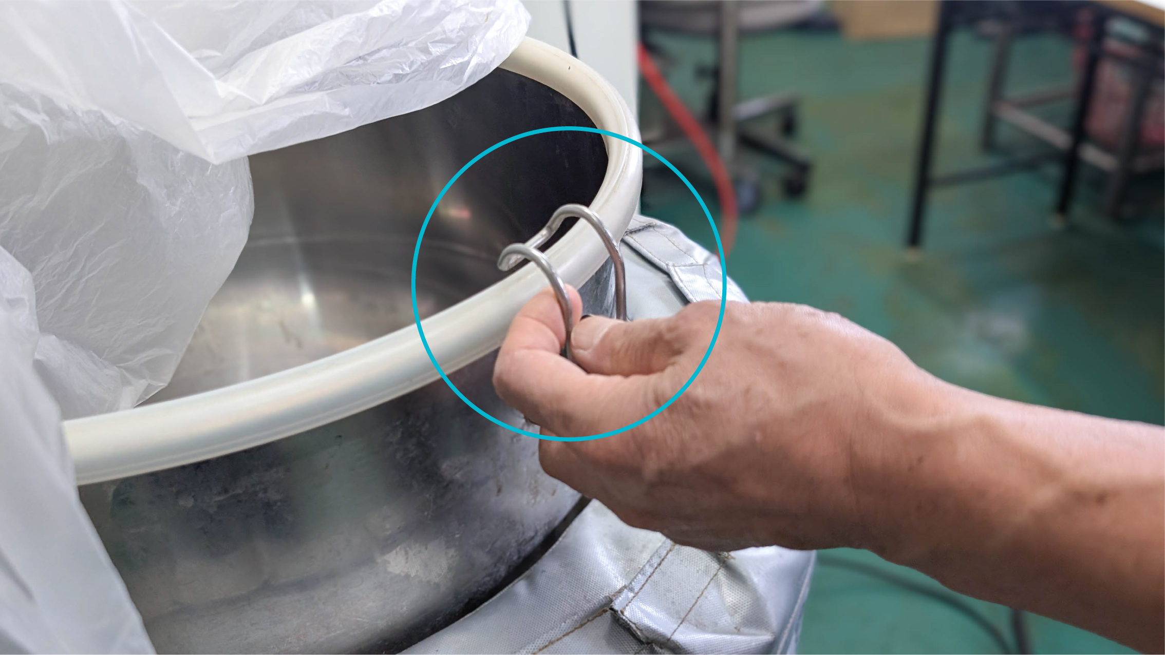 Catch clip securing the lid