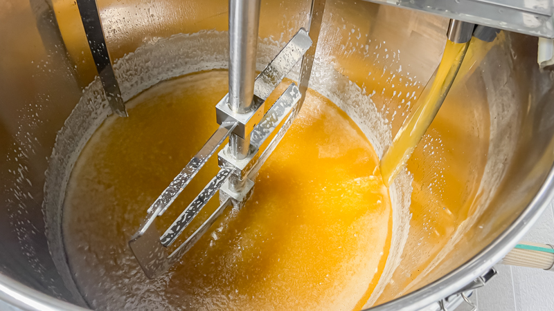 Anchor-type mixer working thick honey evenly