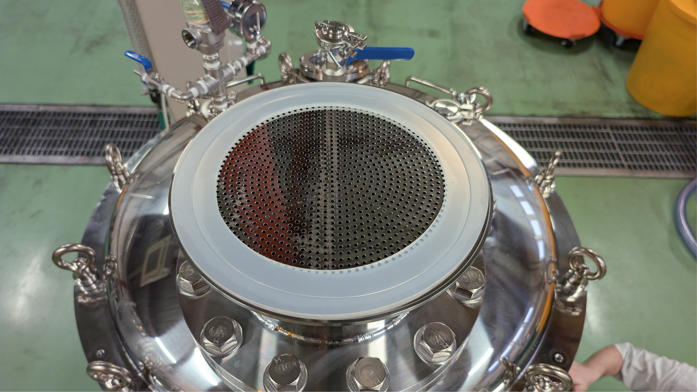 The installed load-cell unit with built-in filtration