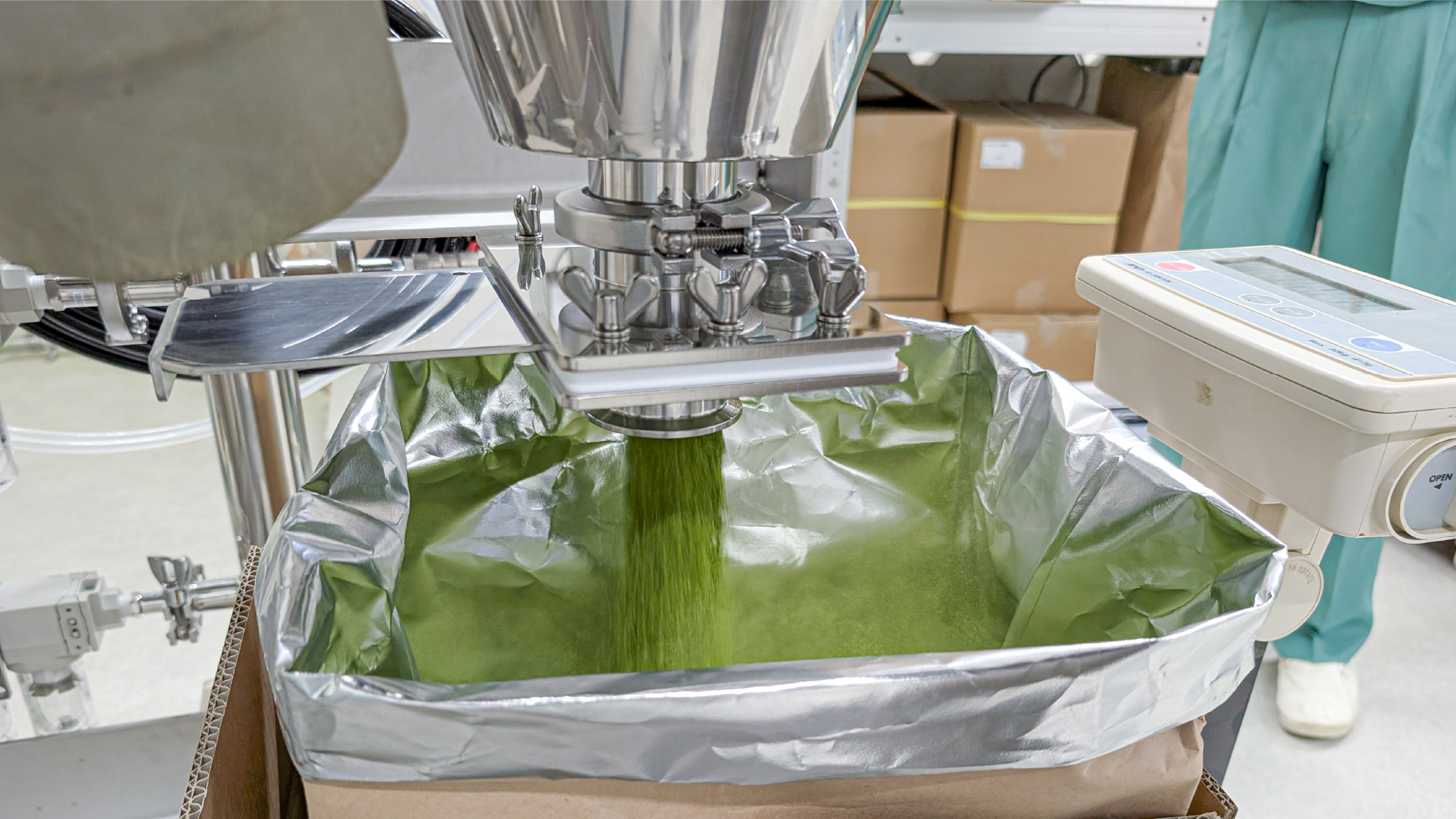 Matcha discharging through the aeration hopper