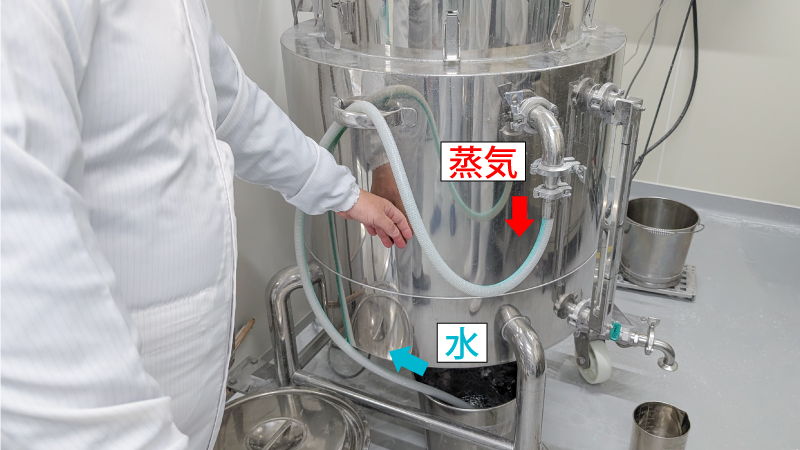 Bucket and hose using negative pressure for automatic refilling