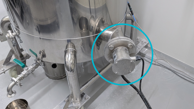Flange heater warming the water inside the jacket without touching the contents