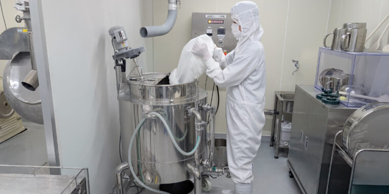 Pharmaceutical temperature-controlled tank installation