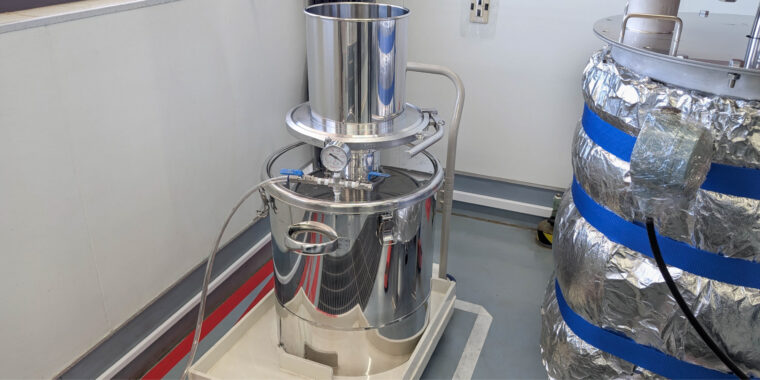 Custom suction filtration vessel installed on site